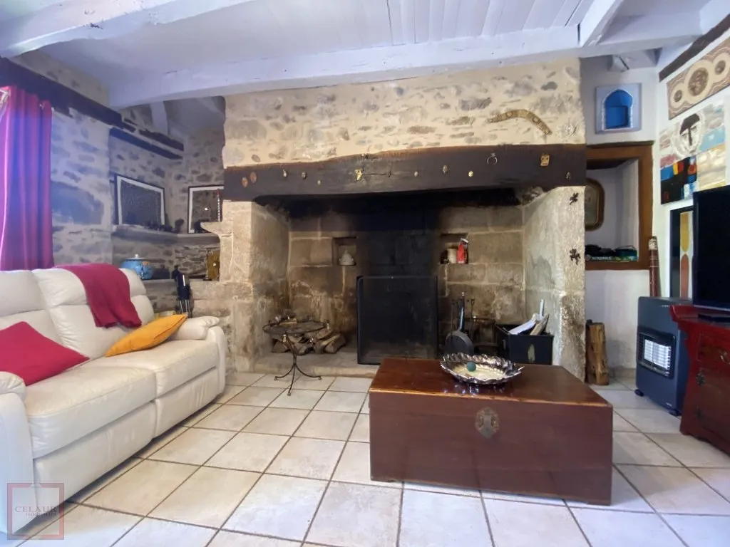 MAISON DE PAYS AVEC DEPENDANCES BORD DORDOGNE