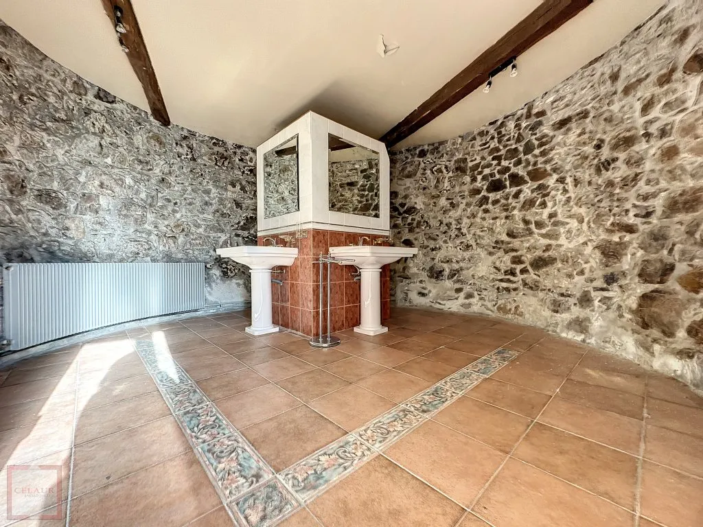 JOLIE MAISON ATYPIQUE RENOVEE AVEC JARDIN