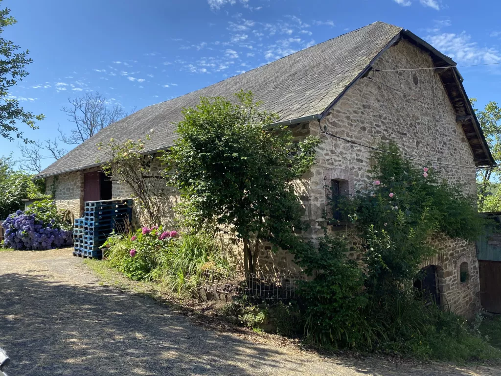 PROPRIETE EN PIERRES AVEC 4 HECTARES