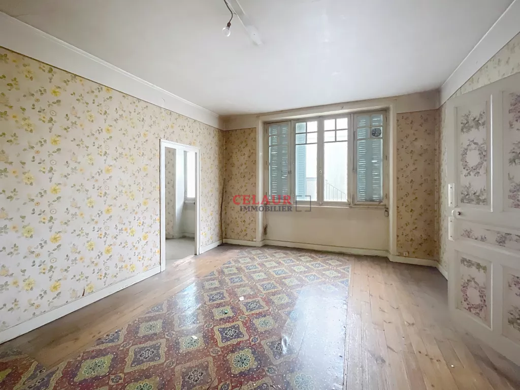 ENSEMBLE IMMOBILIER À RÉNOVER EN CENTRE-VILLE