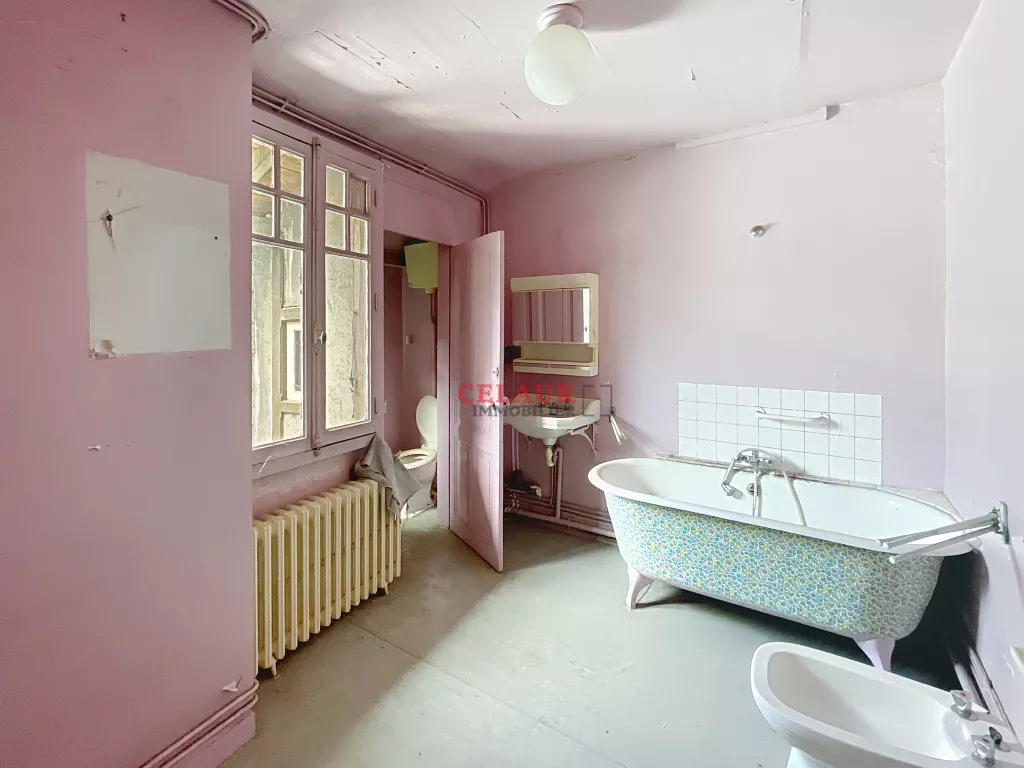 ENSEMBLE IMMOBILIER À RÉNOVER EN CENTRE-VILLE