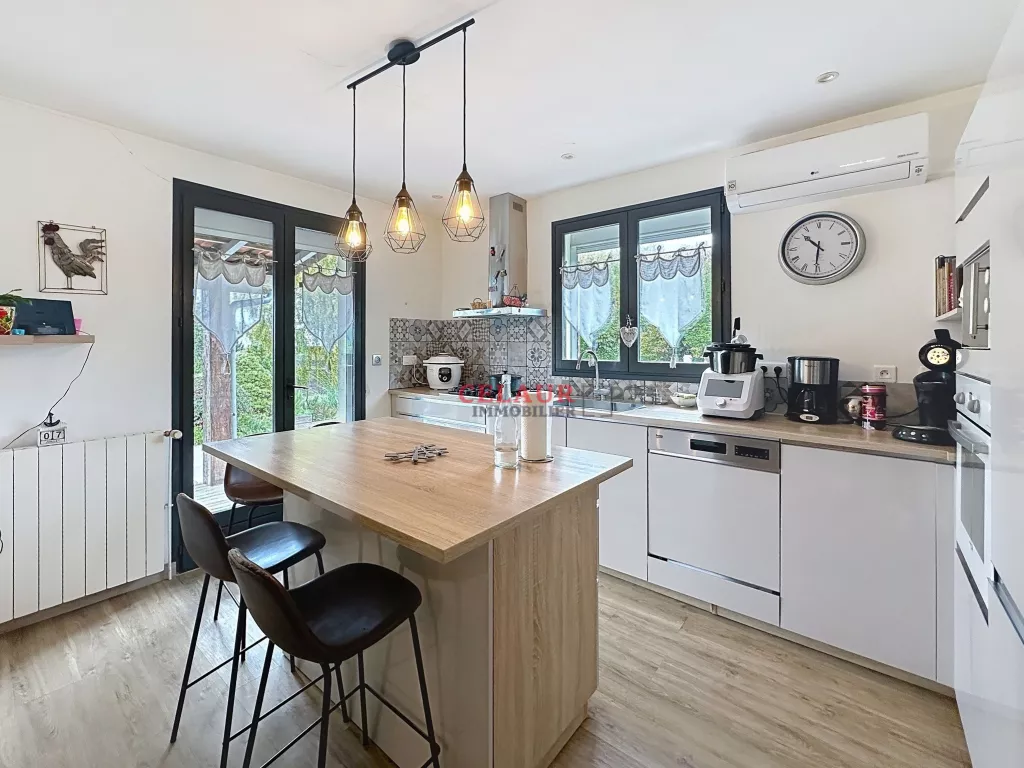 MAISON AVEC PISCINE ET DÉPENDANCE À 15 MINUTES DE TULLE