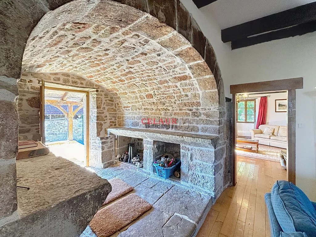 PROPRIETE AVEC MAISON ET DEPENDANCES PISCINE SUR 1 HA DE PARC CLOS