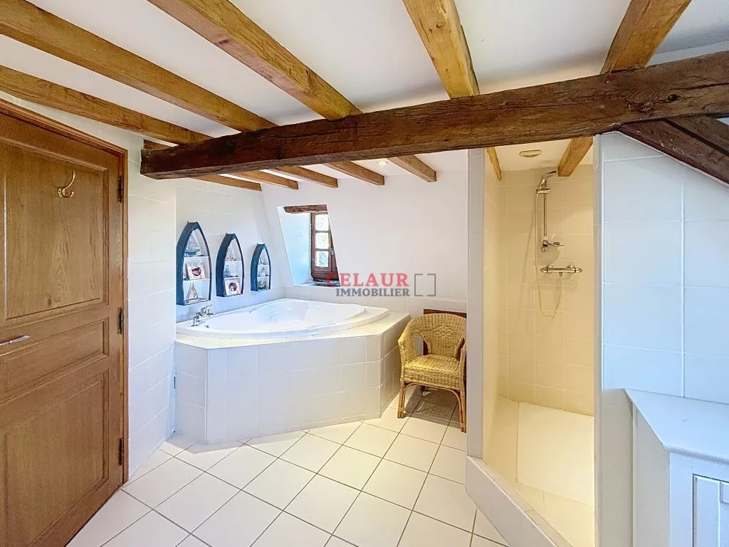 PROPRIETE AVEC MAISON ET DEPENDANCES PISCINE SUR 1 HA DE PARC CLOS