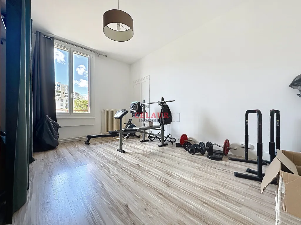 MAISON R&Eacute;NOV&Eacute;E ET 6 GARAGES