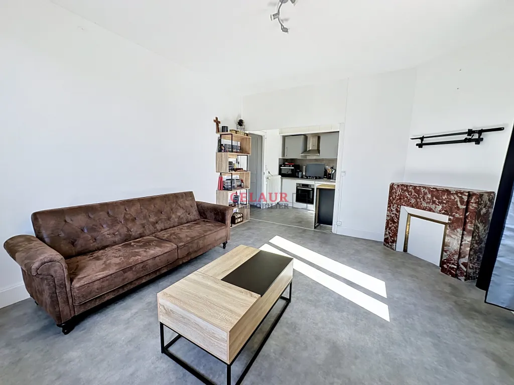 MAISON R&Eacute;NOV&Eacute;E ET 6 GARAGES