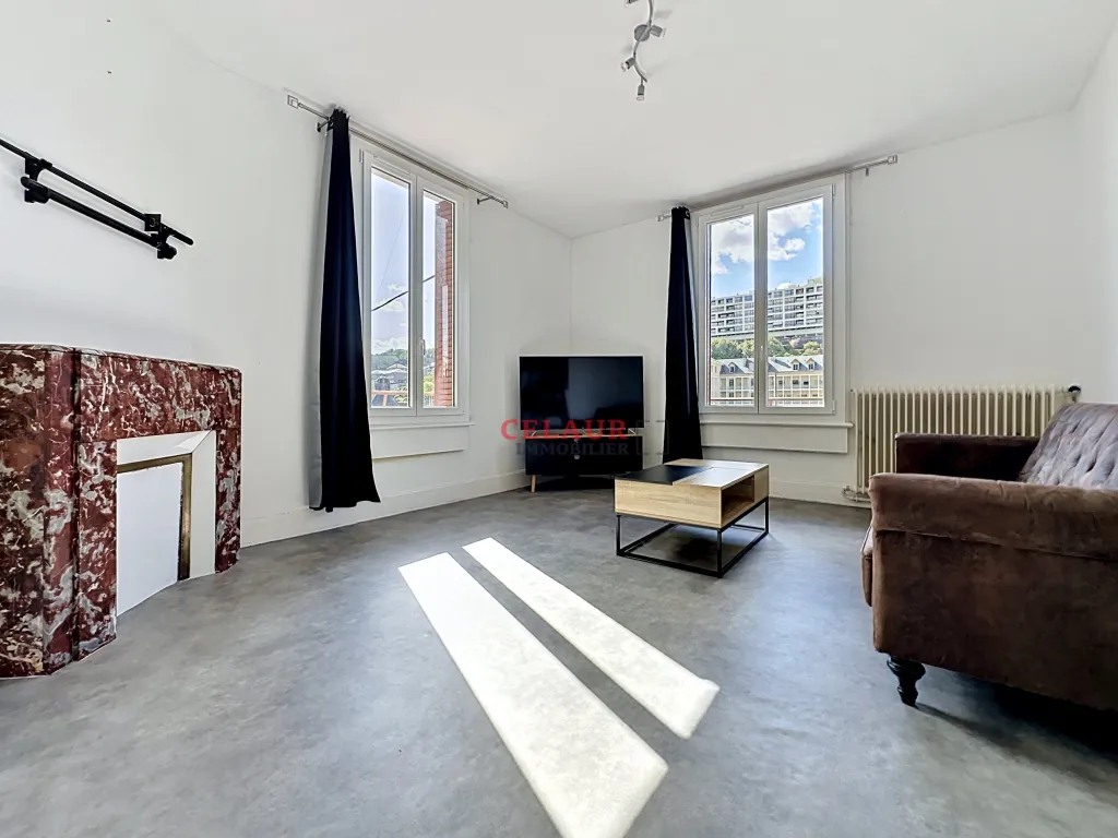 MAISON R&Eacute;NOV&Eacute;E ET 6 GARAGES