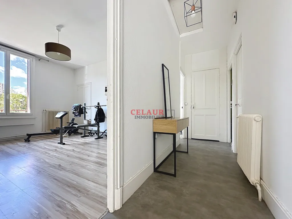 MAISON R&Eacute;NOV&Eacute;E ET 6 GARAGES