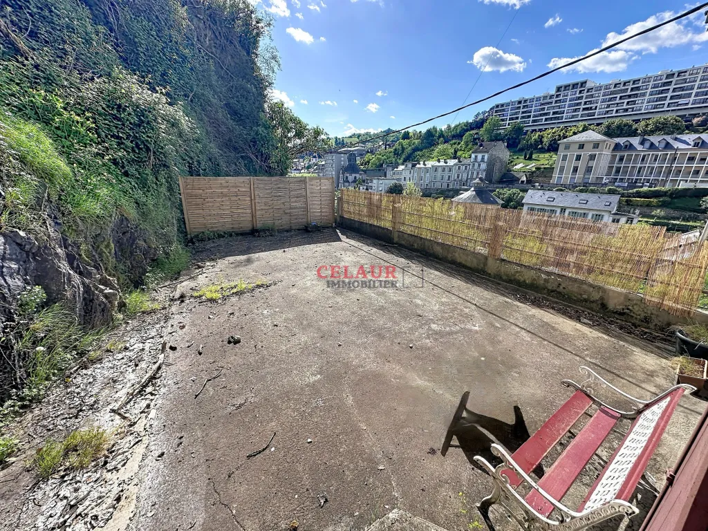 MAISON R&Eacute;NOV&Eacute;E ET 6 GARAGES