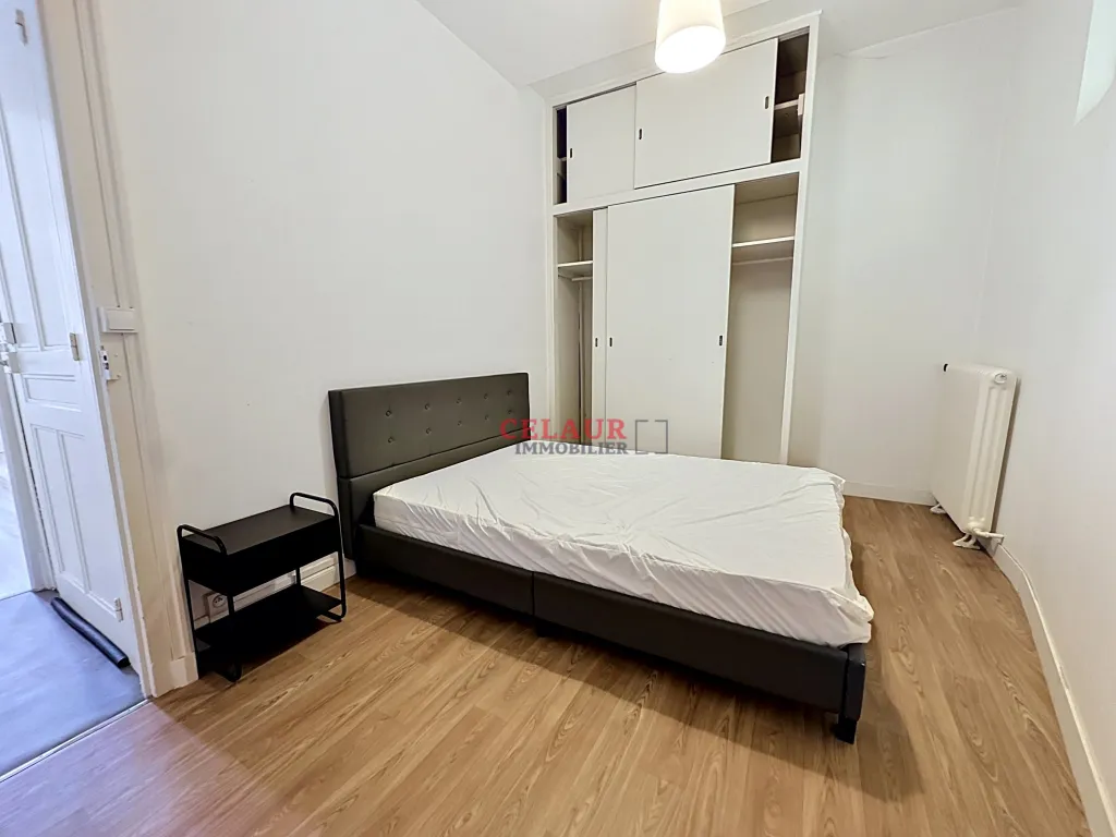 MAISON R&Eacute;NOV&Eacute;E ET 6 GARAGES