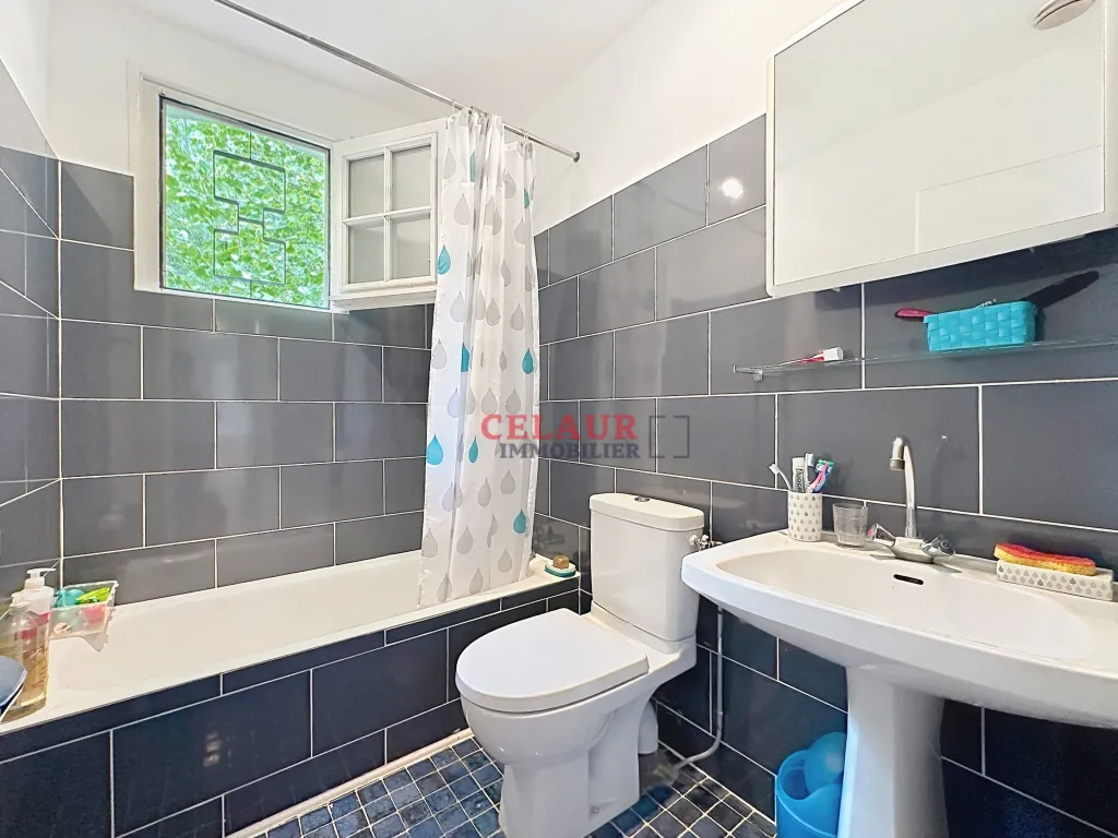 Salle de bain commune &eacute;tage