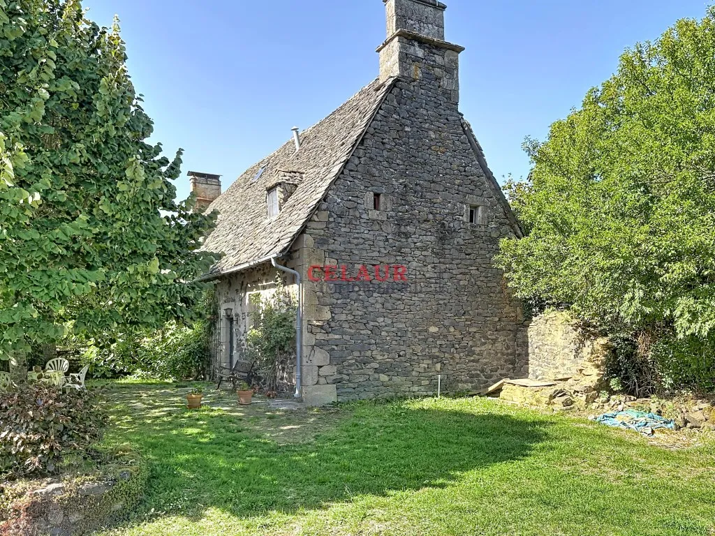 Maison en pierre et jardin