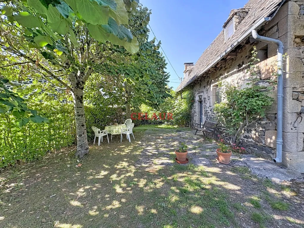 Maison en pierre et jardin