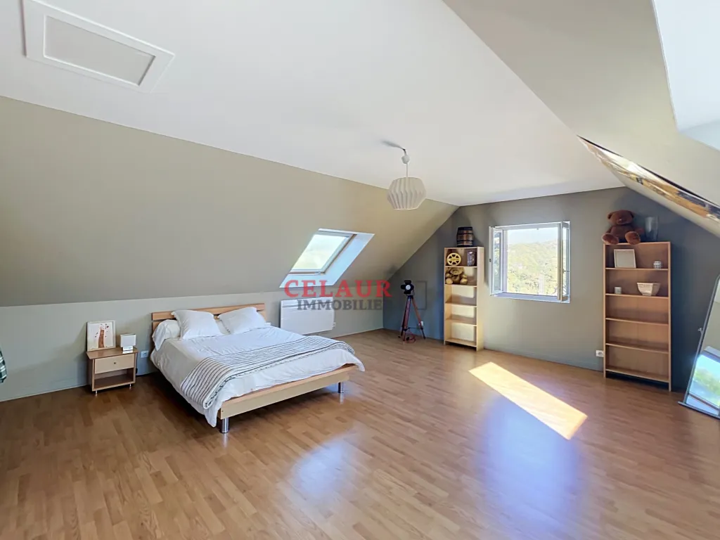 SPACIEUSE MAISON DE 180 M&sup2; AVEC PISCINE