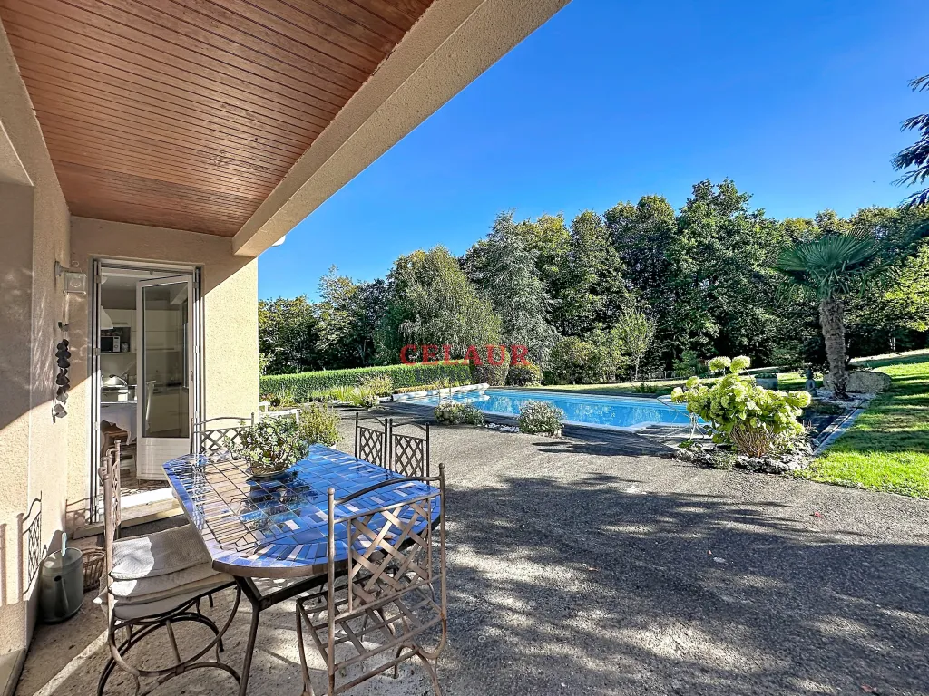 SPACIEUSE MAISON DE 180 M&sup2; AVEC PISCINE